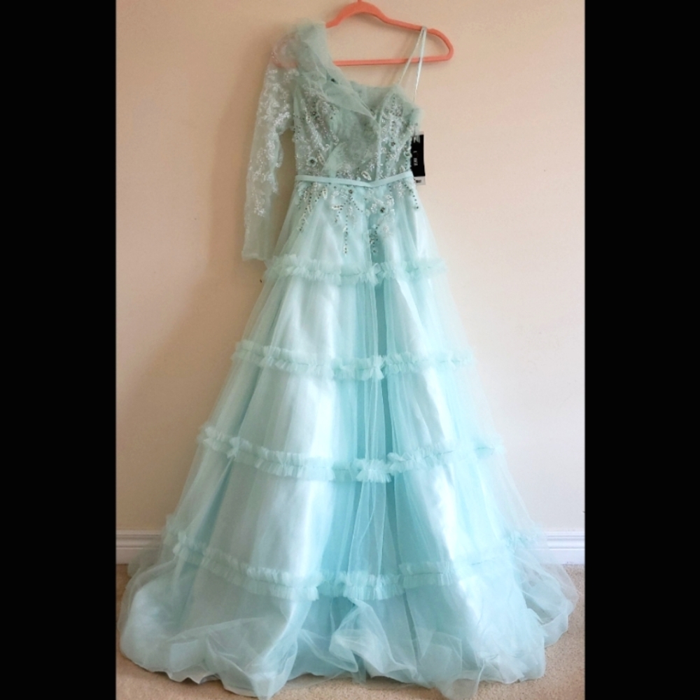 Size4(s) Mint Blue one shoulder off, one handbead sleeve fairly dress 👗💙